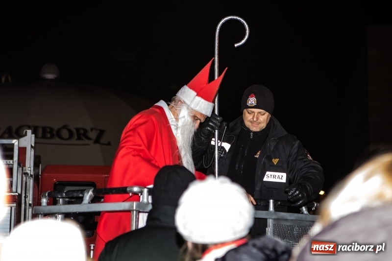 Zdjęcie w galerii na portalu naszraciborz.pl: Mikołaj ze strażakami ponownie na raciborskim rynku FOTO i WIDEO wiadomości z regionu