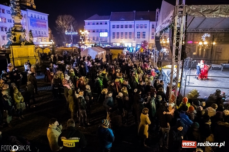 Zdjęcie w galerii na portalu naszraciborz.pl: Mikołaj ze strażakami ponownie na raciborskim rynku FOTO i WIDEO wiadomości z regionu