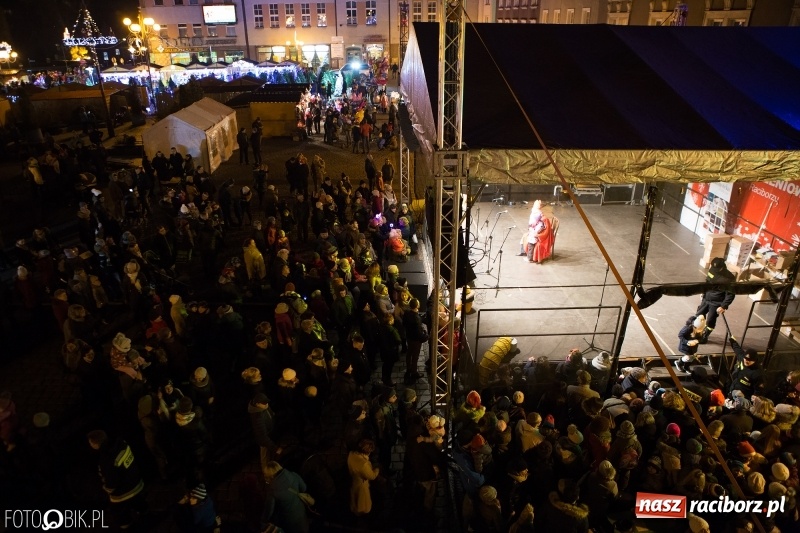 Zdjęcie w galerii na portalu naszraciborz.pl: Mikołaj ze strażakami ponownie na raciborskim rynku FOTO i WIDEO wiadomości z regionu
