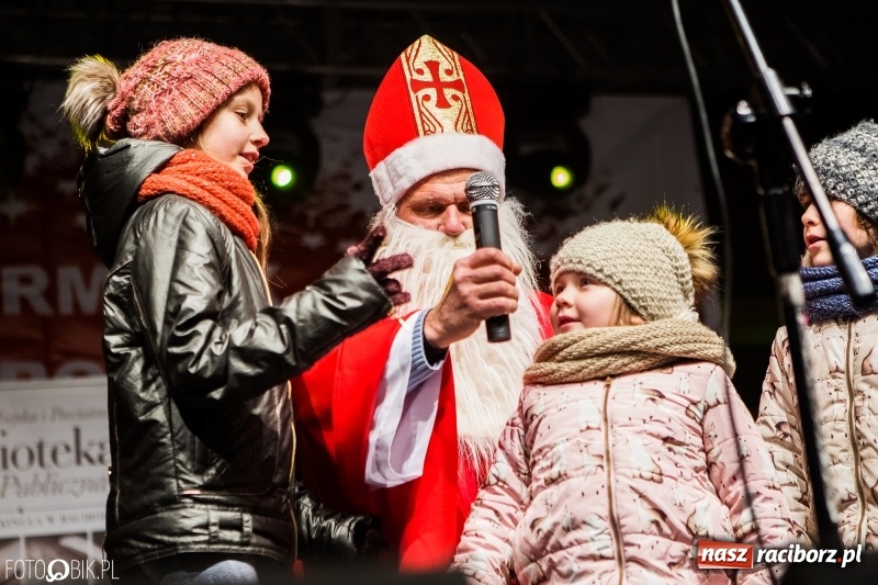 Zdjęcie w galerii na portalu naszraciborz.pl: Mikołaj ze strażakami ponownie na raciborskim rynku FOTO i WIDEO wiadomości z regionu
