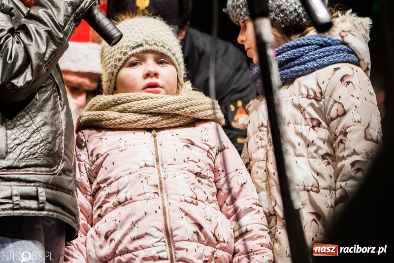 Zdjęcie w galerii na portalu naszraciborz.pl: Mikołaj ze strażakami ponownie na raciborskim rynku FOTO i WIDEO wiadomości z regionu