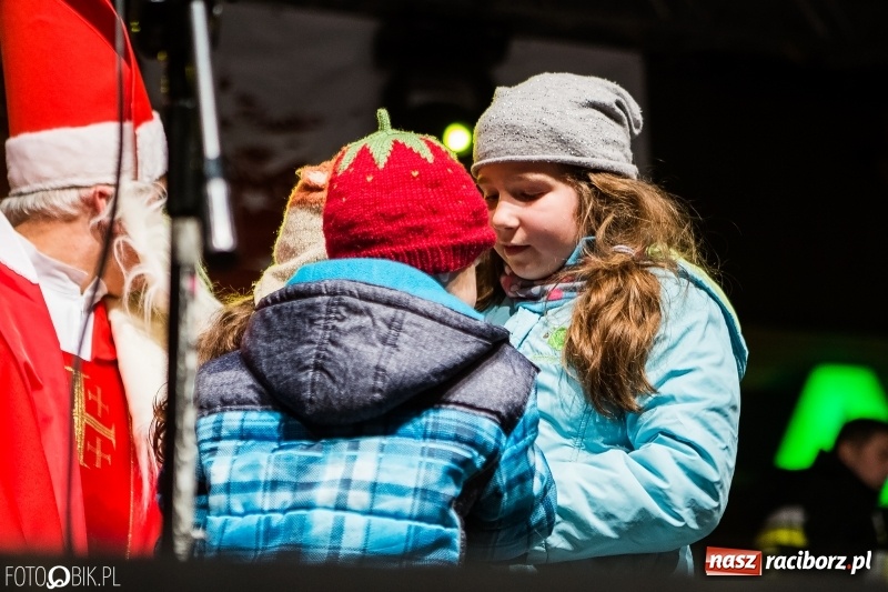 Zdjęcie w galerii na portalu naszraciborz.pl: Mikołaj ze strażakami ponownie na raciborskim rynku FOTO i WIDEO wiadomości z regionu