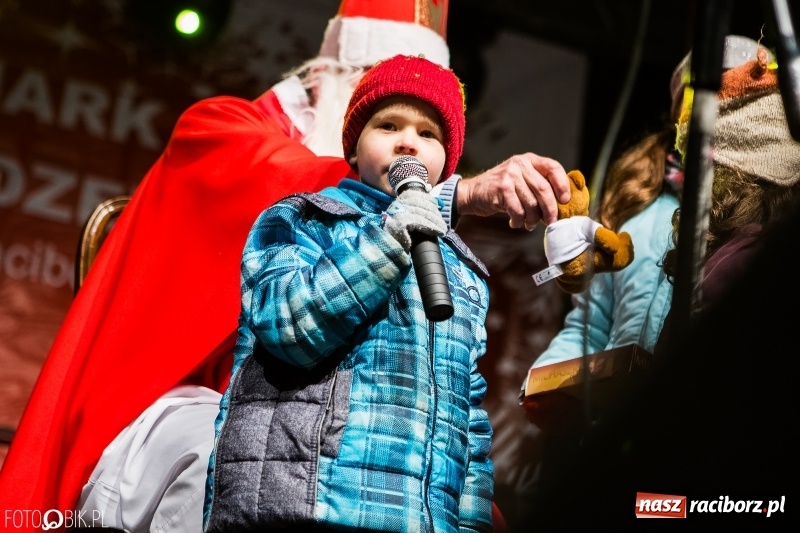 Zdjęcie w galerii na portalu naszraciborz.pl: Mikołaj ze strażakami ponownie na raciborskim rynku FOTO i WIDEO wiadomości z regionu