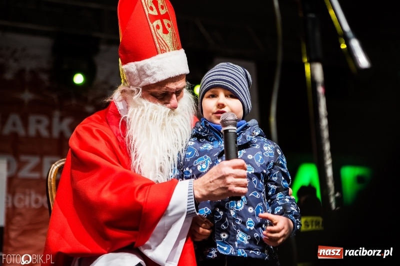 Zdjęcie w galerii na portalu naszraciborz.pl: Mikołaj ze strażakami ponownie na raciborskim rynku FOTO i WIDEO wiadomości z regionu