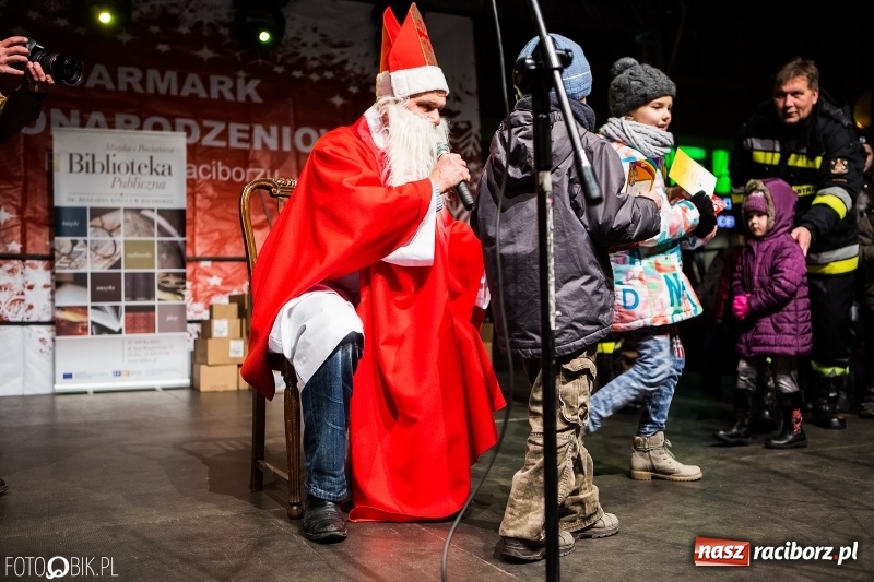 Zdjęcie w galerii na portalu naszraciborz.pl: Mikołaj ze strażakami ponownie na raciborskim rynku FOTO i WIDEO wiadomości z regionu