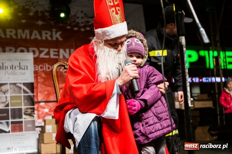 Zdjęcie w galerii na portalu naszraciborz.pl: Mikołaj ze strażakami ponownie na raciborskim rynku FOTO i WIDEO wiadomości z regionu