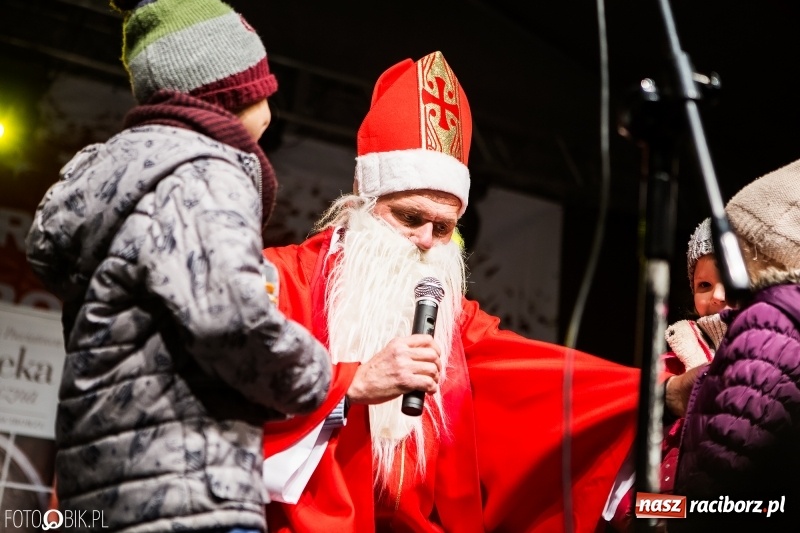 Zdjęcie w galerii na portalu naszraciborz.pl: Mikołaj ze strażakami ponownie na raciborskim rynku FOTO i WIDEO wiadomości z regionu