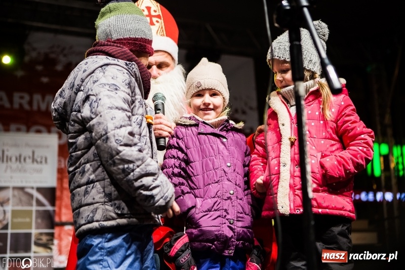 Zdjęcie w galerii na portalu naszraciborz.pl: Mikołaj ze strażakami ponownie na raciborskim rynku FOTO i WIDEO wiadomości z regionu