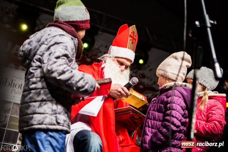 Zdjęcie w galerii na portalu naszraciborz.pl: Mikołaj ze strażakami ponownie na raciborskim rynku FOTO i WIDEO wiadomości z regionu
