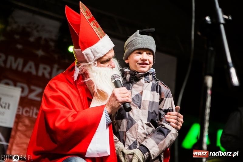 Zdjęcie w galerii na portalu naszraciborz.pl: Mikołaj ze strażakami ponownie na raciborskim rynku FOTO i WIDEO wiadomości z regionu