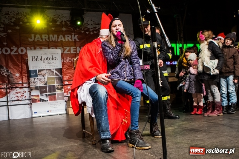 Zdjęcie w galerii na portalu naszraciborz.pl: Mikołaj ze strażakami ponownie na raciborskim rynku FOTO i WIDEO wiadomości z regionu