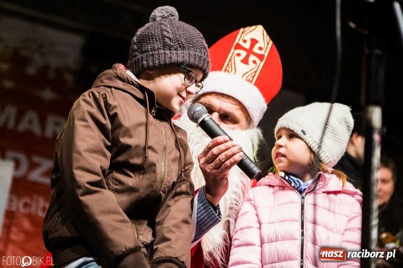 Zdjęcie w galerii na portalu naszraciborz.pl: Mikołaj ze strażakami ponownie na raciborskim rynku FOTO i WIDEO wiadomości z regionu