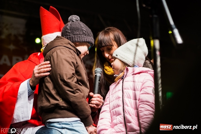 Zdjęcie w galerii na portalu naszraciborz.pl: Mikołaj ze strażakami ponownie na raciborskim rynku FOTO i WIDEO wiadomości z regionu