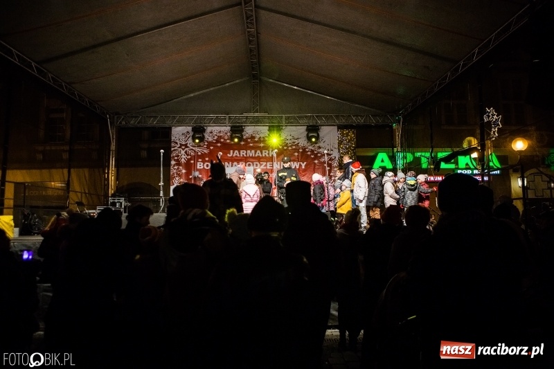 Zdjęcie w galerii na portalu naszraciborz.pl: Mikołaj ze strażakami ponownie na raciborskim rynku FOTO i WIDEO wiadomości z regionu