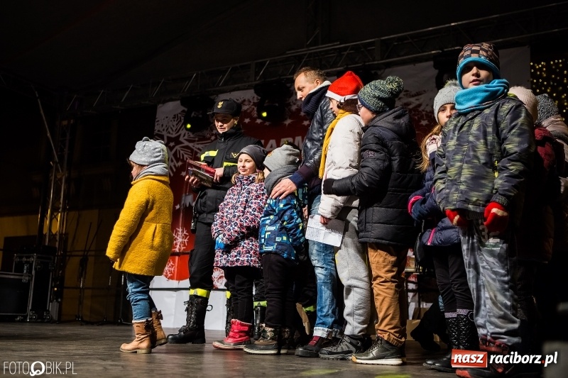 Zdjęcie w galerii na portalu naszraciborz.pl: Mikołaj ze strażakami ponownie na raciborskim rynku FOTO i WIDEO wiadomości z regionu