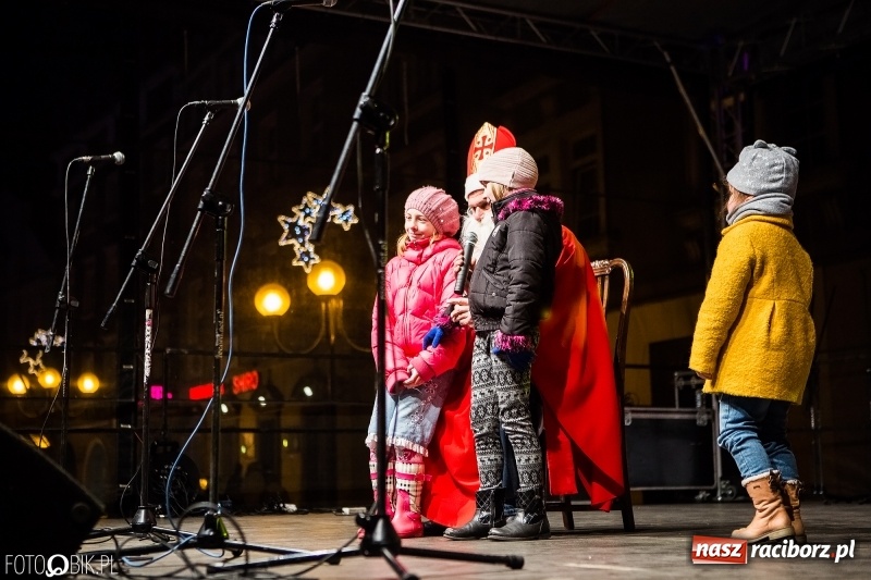Zdjęcie w galerii na portalu naszraciborz.pl: Mikołaj ze strażakami ponownie na raciborskim rynku FOTO i WIDEO wiadomości z regionu
