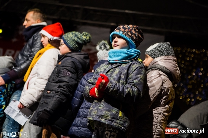 Zdjęcie w galerii na portalu naszraciborz.pl: Mikołaj ze strażakami ponownie na raciborskim rynku FOTO i WIDEO wiadomości z regionu