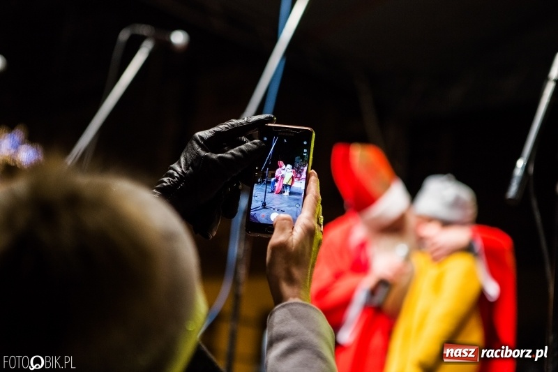 Zdjęcie w galerii na portalu naszraciborz.pl: Mikołaj ze strażakami ponownie na raciborskim rynku FOTO i WIDEO wiadomości z regionu