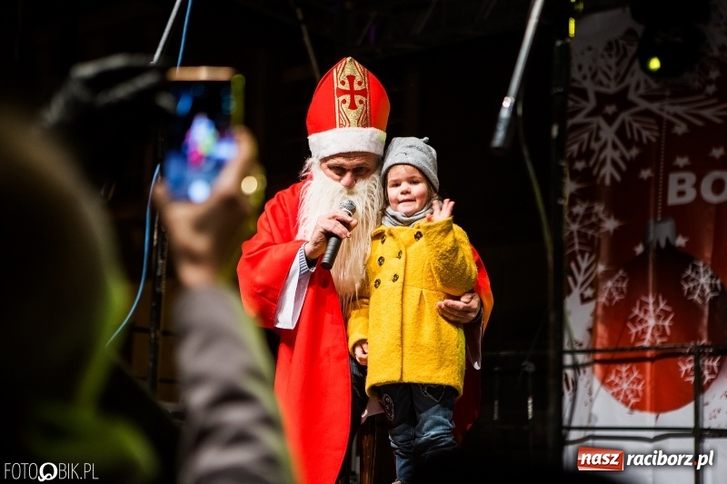 Zdjęcie w galerii na portalu naszraciborz.pl: Mikołaj ze strażakami ponownie na raciborskim rynku FOTO i WIDEO wiadomości z regionu