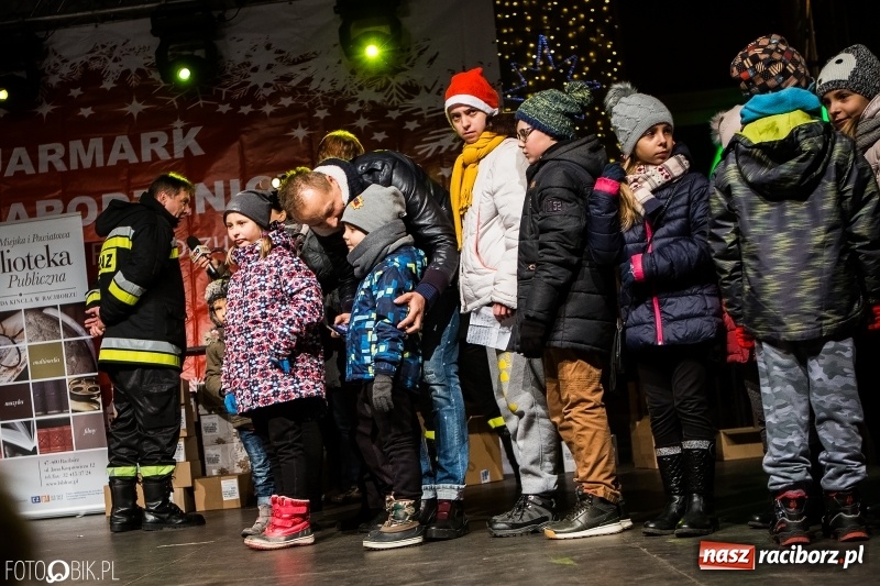 Zdjęcie w galerii na portalu naszraciborz.pl: Mikołaj ze strażakami ponownie na raciborskim rynku FOTO i WIDEO wiadomości z regionu