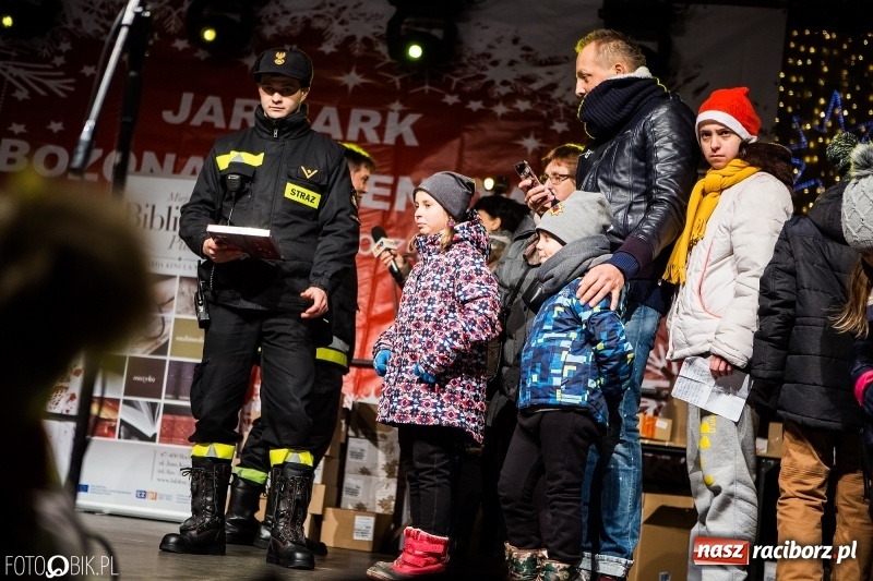 Zdjęcie w galerii na portalu naszraciborz.pl: Mikołaj ze strażakami ponownie na raciborskim rynku FOTO i WIDEO wiadomości z regionu