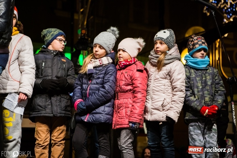 Zdjęcie w galerii na portalu naszraciborz.pl: Mikołaj ze strażakami ponownie na raciborskim rynku FOTO i WIDEO wiadomości z regionu