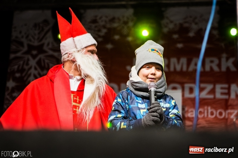 Zdjęcie w galerii na portalu naszraciborz.pl: Mikołaj ze strażakami ponownie na raciborskim rynku FOTO i WIDEO wiadomości z regionu