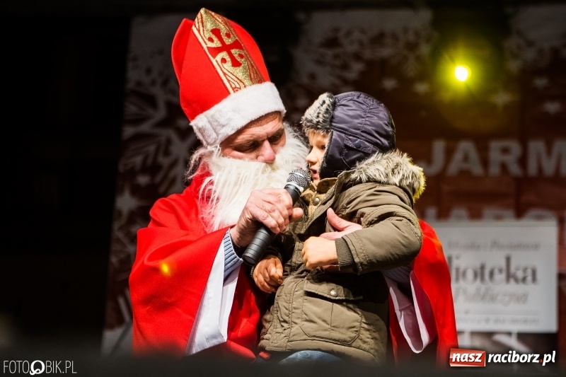 Zdjęcie w galerii na portalu naszraciborz.pl: Mikołaj ze strażakami ponownie na raciborskim rynku FOTO i WIDEO wiadomości z regionu