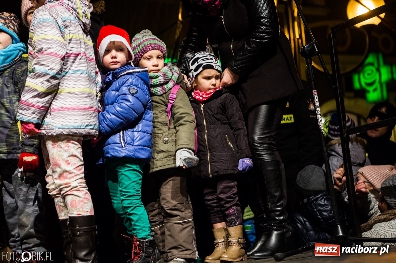 Zdjęcie w galerii na portalu naszraciborz.pl: Mikołaj ze strażakami ponownie na raciborskim rynku FOTO i WIDEO wiadomości z regionu