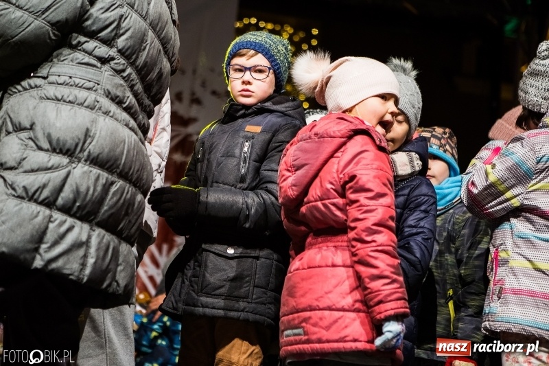 Zdjęcie w galerii na portalu naszraciborz.pl: Mikołaj ze strażakami ponownie na raciborskim rynku FOTO i WIDEO wiadomości z regionu