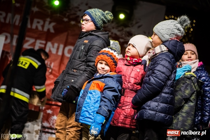 Zdjęcie w galerii na portalu naszraciborz.pl: Mikołaj ze strażakami ponownie na raciborskim rynku FOTO i WIDEO wiadomości z regionu