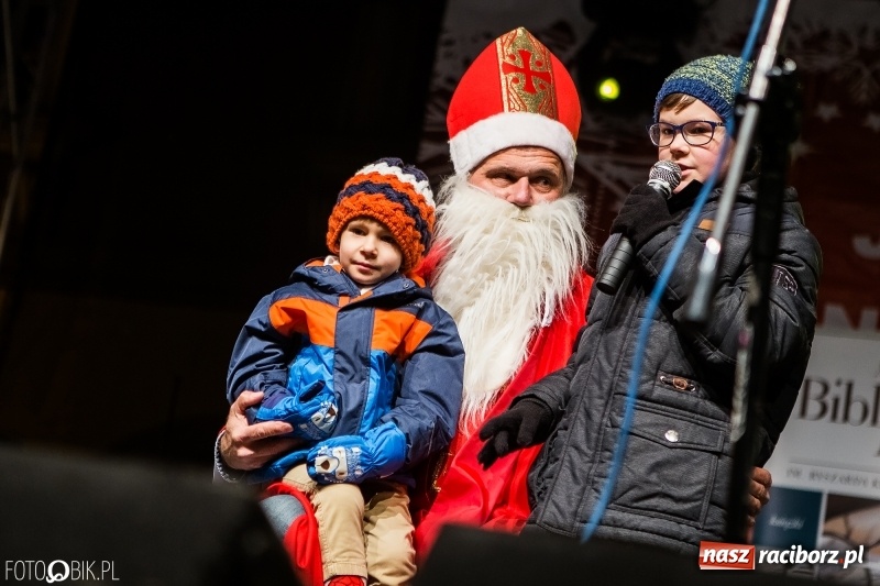 Zdjęcie w galerii na portalu naszraciborz.pl: Mikołaj ze strażakami ponownie na raciborskim rynku FOTO i WIDEO wiadomości z regionu