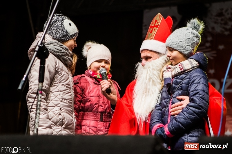 Zdjęcie w galerii na portalu naszraciborz.pl: Mikołaj ze strażakami ponownie na raciborskim rynku FOTO i WIDEO wiadomości z regionu