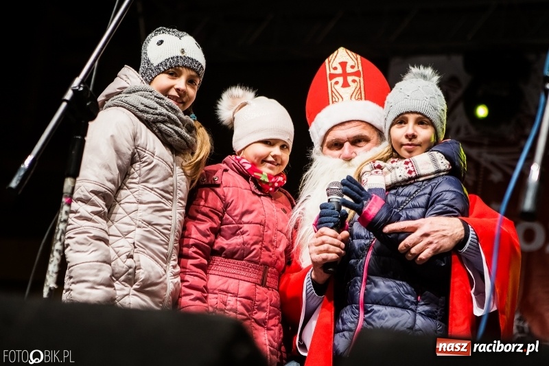 Zdjęcie w galerii na portalu naszraciborz.pl: Mikołaj ze strażakami ponownie na raciborskim rynku FOTO i WIDEO wiadomości z regionu