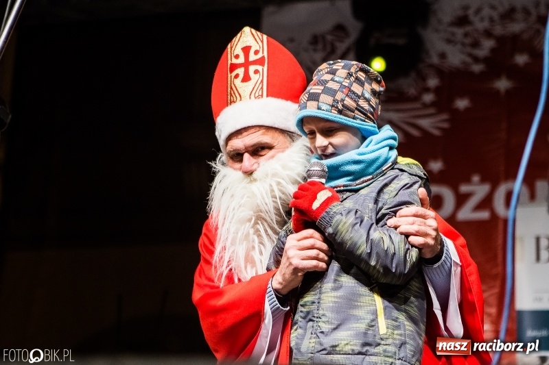 Zdjęcie w galerii na portalu naszraciborz.pl: Mikołaj ze strażakami ponownie na raciborskim rynku FOTO i WIDEO wiadomości z regionu