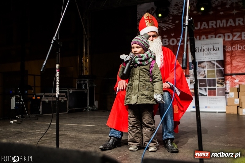 Zdjęcie w galerii na portalu naszraciborz.pl: Mikołaj ze strażakami ponownie na raciborskim rynku FOTO i WIDEO wiadomości z regionu