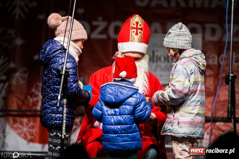 Zdjęcie w galerii na portalu naszraciborz.pl: Mikołaj ze strażakami ponownie na raciborskim rynku FOTO i WIDEO wiadomości z regionu