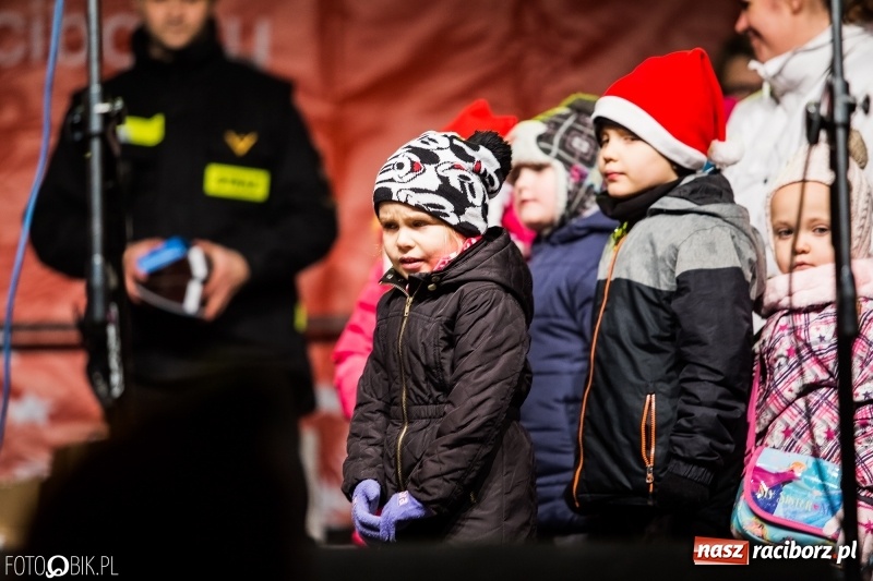 Zdjęcie w galerii na portalu naszraciborz.pl: Mikołaj ze strażakami ponownie na raciborskim rynku FOTO i WIDEO wiadomości z regionu