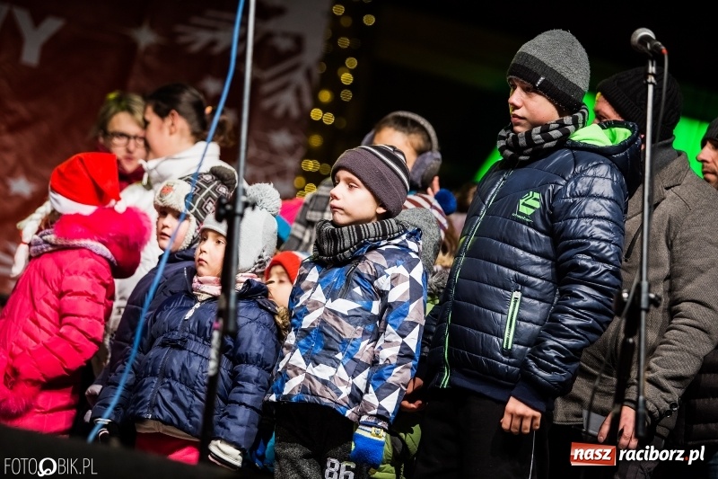 Zdjęcie w galerii na portalu naszraciborz.pl: Mikołaj ze strażakami ponownie na raciborskim rynku FOTO i WIDEO wiadomości z regionu