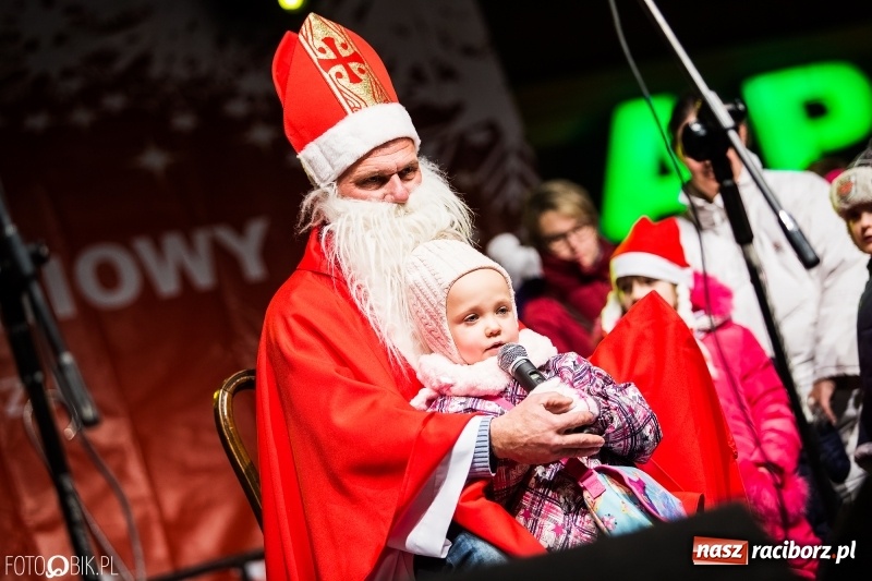 Zdjęcie w galerii na portalu naszraciborz.pl: Mikołaj ze strażakami ponownie na raciborskim rynku FOTO i WIDEO wiadomości z regionu