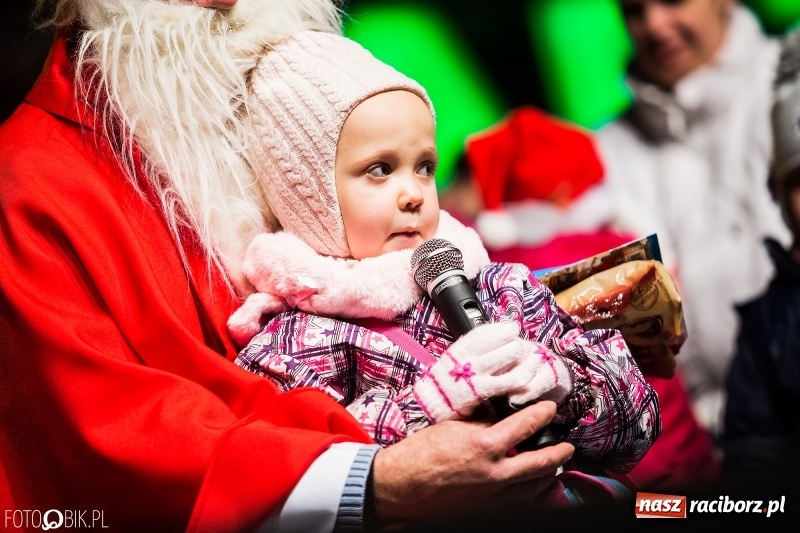 Zdjęcie w galerii na portalu naszraciborz.pl: Mikołaj ze strażakami ponownie na raciborskim rynku FOTO i WIDEO wiadomości z regionu