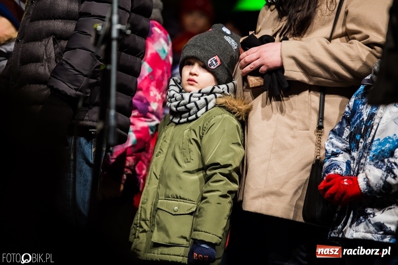 Zdjęcie w galerii na portalu naszraciborz.pl: Mikołaj ze strażakami ponownie na raciborskim rynku FOTO i WIDEO wiadomości z regionu