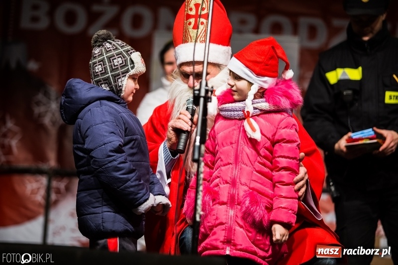 Zdjęcie w galerii na portalu naszraciborz.pl: Mikołaj ze strażakami ponownie na raciborskim rynku FOTO i WIDEO wiadomości z regionu