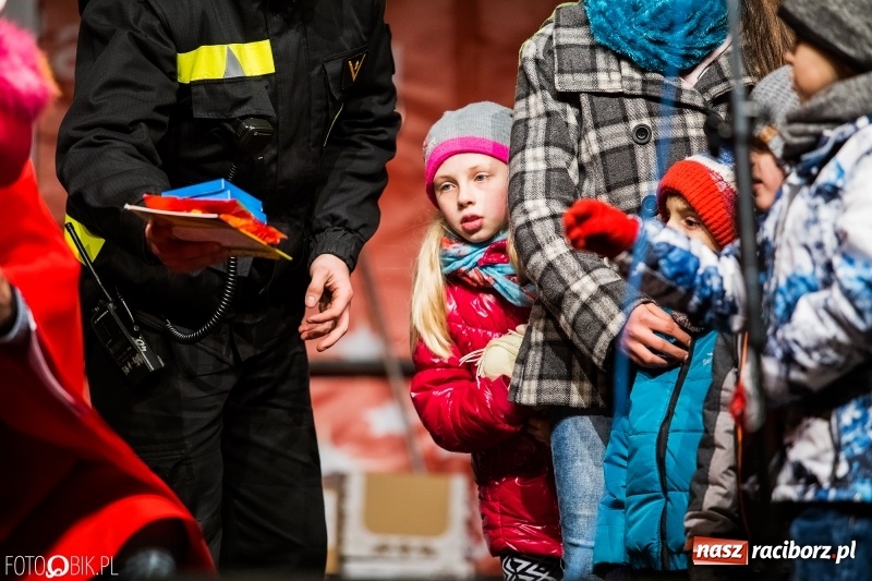 Zdjęcie w galerii na portalu naszraciborz.pl: Mikołaj ze strażakami ponownie na raciborskim rynku FOTO i WIDEO wiadomości z regionu