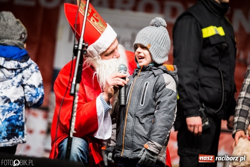 Zdjęcie w galerii na portalu naszraciborz.pl: Mikołaj ze strażakami ponownie na raciborskim rynku FOTO i WIDEO wiadomości z regionu