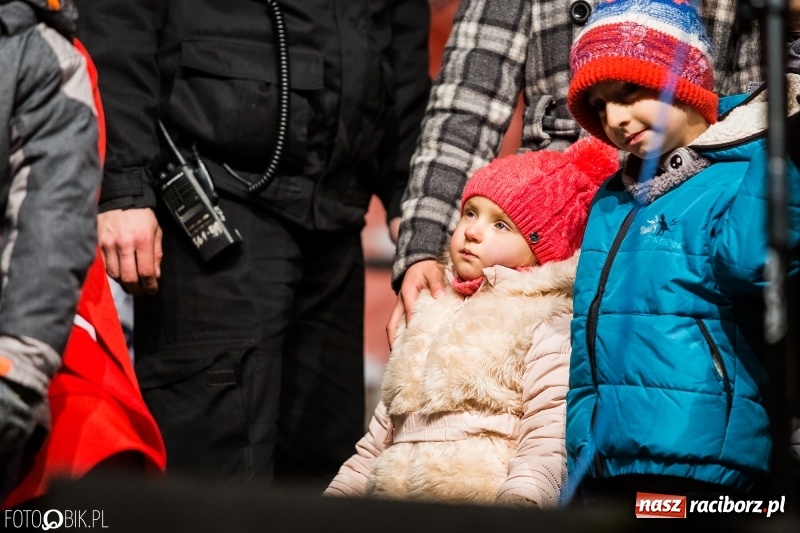 Zdjęcie w galerii na portalu naszraciborz.pl: Mikołaj ze strażakami ponownie na raciborskim rynku FOTO i WIDEO wiadomości z regionu