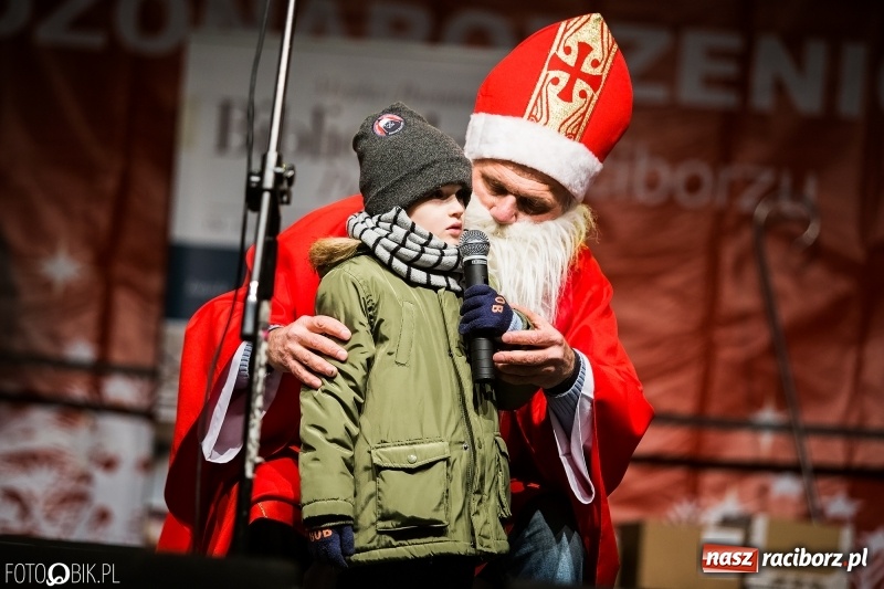 Zdjęcie w galerii na portalu naszraciborz.pl: Mikołaj ze strażakami ponownie na raciborskim rynku FOTO i WIDEO wiadomości z regionu