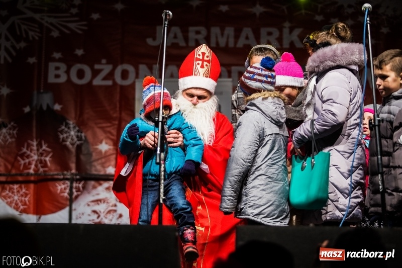 Zdjęcie w galerii na portalu naszraciborz.pl: Mikołaj ze strażakami ponownie na raciborskim rynku FOTO i WIDEO wiadomości z regionu