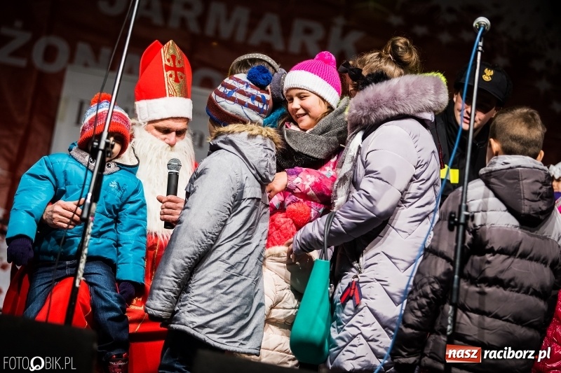 Zdjęcie w galerii na portalu naszraciborz.pl: Mikołaj ze strażakami ponownie na raciborskim rynku FOTO i WIDEO wiadomości z regionu
