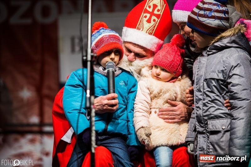 Zdjęcie w galerii na portalu naszraciborz.pl: Mikołaj ze strażakami ponownie na raciborskim rynku FOTO i WIDEO wiadomości z regionu